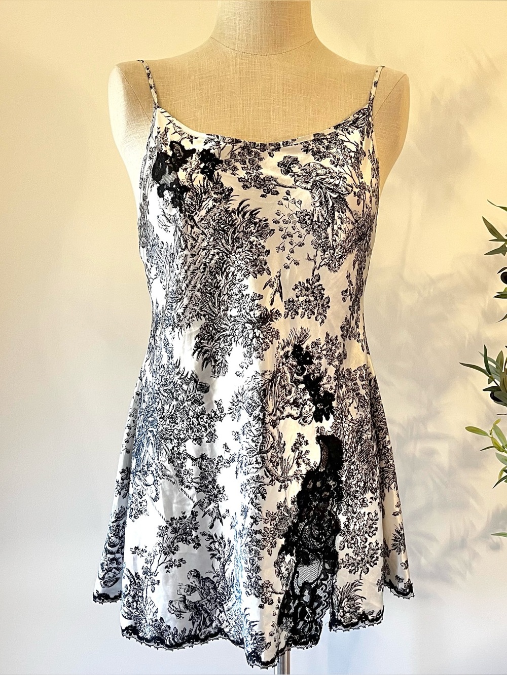 Vintage Y2K Victoria's Secret Black and toile White Floral Lace nightie